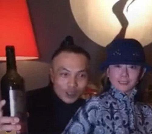 杨丽萍与男徒弟吃瓜视频,吃瓜群众纷纷围观