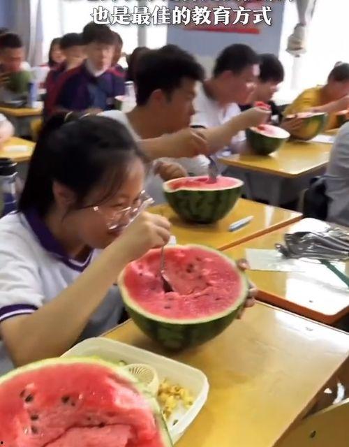 教室吃瓜视频南京,校园生活趣味瞬间捕捉