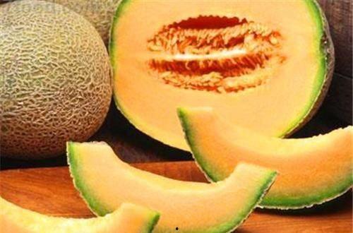 给孩子吃哈密瓜消暑视频,哈密瓜美食视频，给孩子带来清凉一夏