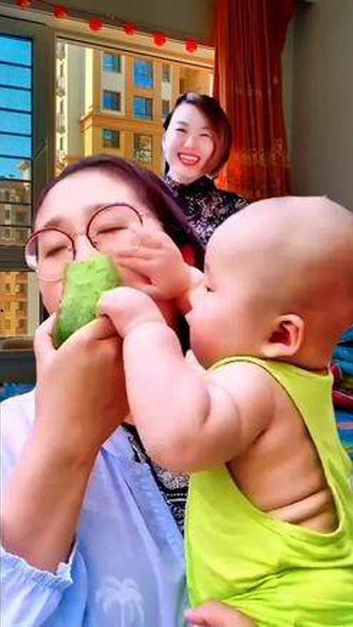 萌娃吃瓜搞笑视频图片,萌态可掬引网友爆笑