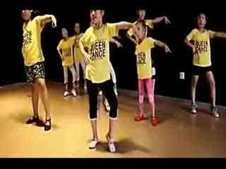 小女孩吃瓜广场舞视频,小女孩萌翻广场舞圈