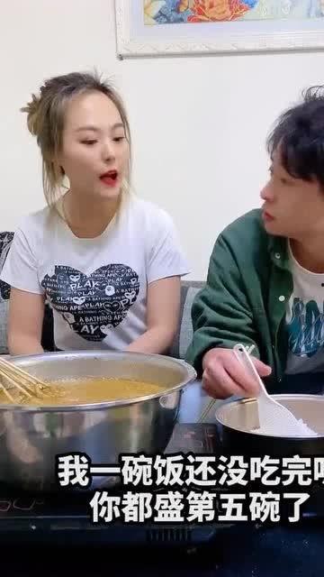 小七吃不饱吃瓜视频