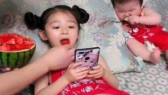 小棉袄女儿吃瓜视频大全,趣味横生的家庭生活瞬间